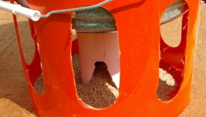 Feeder pentru puii cu propriile lor mâini, cu o fotografie alimentatoare de pui și dispozitive tip de material plastic (găini) Feeder pentru puii cu propriile lor mâini, cu o fotografie alimentatoare de pui și adapatorilor din plastic