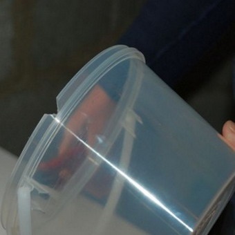Feeder pentru puii cu propriile lor mâini, cu o fotografie alimentatoare de pui și dispozitive tip de material plastic (alimentator) Feeder pentru puii cu propriile lor mâini, cu o fotografie alimentatoare de pui și adapatorilor din plastic