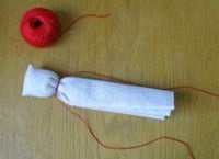 Doll Vesnyanka cu mâinile lor (lor) Doll-Caddis acoperi propriile lor mâini