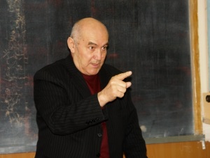 Este mai bine să aprindă o lumânare mică (lumina o mică lumânare) Este mai bine să aprindă o lumânare mică