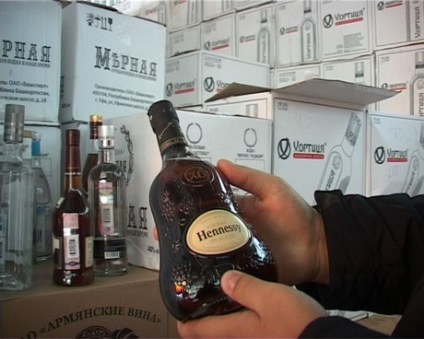 Bucurați-vă de o băutură Hennessy beware (dragoste) Bucurați-vă de o băutură Hennessy beware