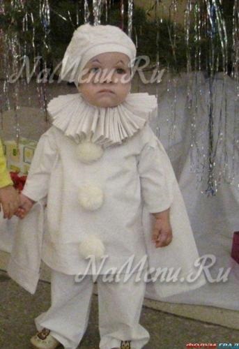 Costumul de Anul Nou pentru un băiat cu fotografie mâinile rapid și frumos (Anul Nou) Costumul de Anul Nou pentru un băiat cu mâinile sale foto rapid și frumos