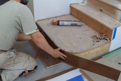 trepte de scari si finisaj laminat plinte, zona de beton ca fotografii mantale, profile si colturi (plinte) Termina scările cu scena laminat și plinte, zona de beton ca fotografii mantale, profile și colțuri,