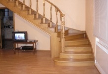 trepte de scari si finisaj laminat plinte, zona de beton ca fotografii mantale, profile si colturi (plinte) Termina scările cu scena laminat și plinte, zona de beton ca fotografii mantale, profile și colțuri,