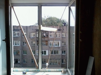 Pârtiile de spumă în interiorul și în afara apartamentului cu mâinile Frames (pante) Pârtiile de spumă în interiorul și în afara apartamentului cu mâinile lui Rame