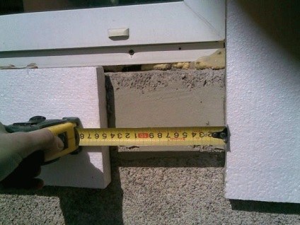 Pârtiile de spumă în interiorul și în afara ferestrei apartament tăiați propriile mâini (finisaj) Pârtiile de spumă în interiorul și în afara apartamentului cu mâinile lui Rame