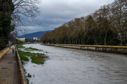 Parcul Riviera din Soci, Soci îndiguire a râului (River) Parcul Riviera de la Soci, râu Soci terasament
