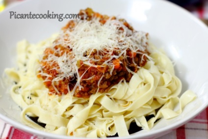paste bolognese (paste alla bolognese), picantecooking (vin) paste Bolognese (paste alla bolognese), picantecooking