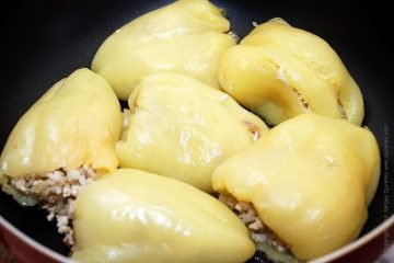 Pepper umplute cu carne de pui înăbușită și orez (pui) Ardei umplute cu carne de pui și orez tocană