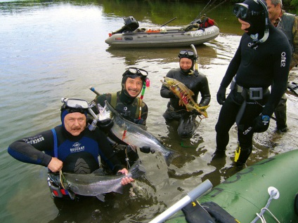 Spearfishing - mai întâi se arunca cu capul în apă în cazul în care rață