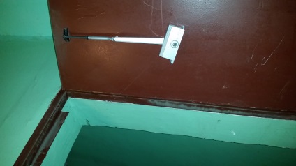 Reparație de uși închizători cu mâinile lor (mâini) Reparație de uși închizători cu mâinile lor