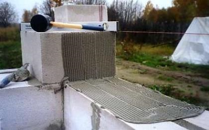 Răspândiți de blocuri de spumă și toate acestea (vărsat de construcție de blocuri de spumă) Shed din blocuri de spumă și totul despre ea