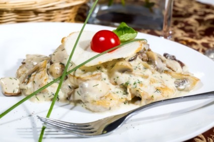 Ciuperci în crema intr-o tigaie (pan) Ciuperci în sos de smântână într-o tigaie