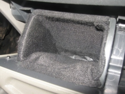 Izolat fonic masina cu mâinile 1 (auto) Izolat fonic masina cu mâinile 1