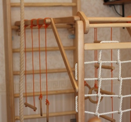 Compararea DSC din metal si lemn, o zonă de sport este cel mai bine pentru copil (a) Compararea DSC din metal si lemn, o zonă de sport este cel mai bun pentru copii