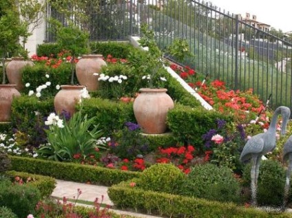 Grădina în stil mediteranean (Marea Mediterană Garden) Grădina în stil mediteranean
