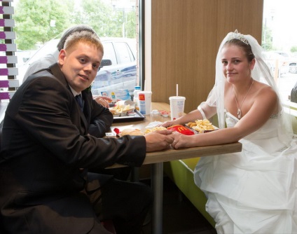 Nuntă în McDonald (16 poze) - lolgirl primul site de divertisment de sex feminin (poate) Nuntă în McDonald (16 poze) - lolgirl primul site de divertisment de sex feminin