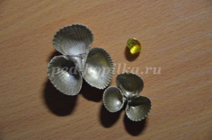 Topiara de cochilii cu mâinile lor (topiara) Topiara de cochilii cu propriile lor mâini