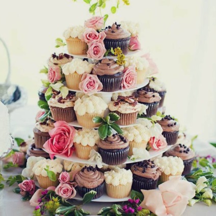 Tort cu cupcakes la o nuntă, fotografii de prăjituri frumoase (brioșe) Tort cu cupcakes la o nuntă, fotografii de prăjituri frumoase