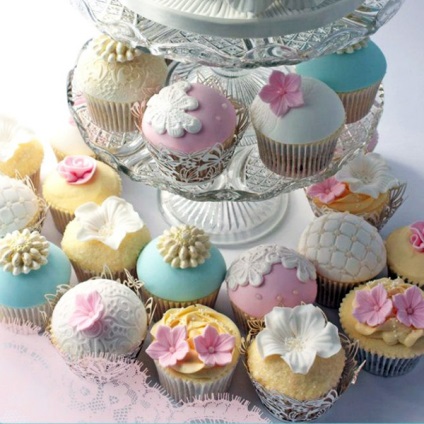 Tort cu cupcakes la o nuntă, fotografii de prăjituri frumoase (nunta) Tort cu cupcakes la o nuntă, fotografii de prăjituri frumoase
