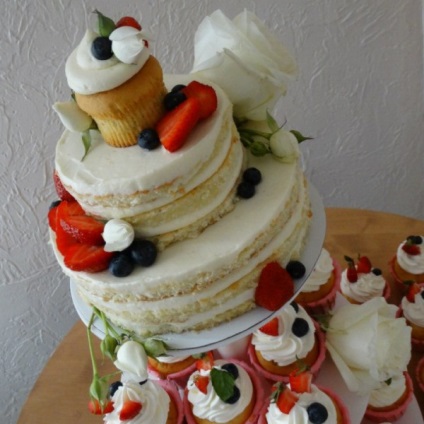 Tort cu cupcakes la o nuntă, fotografii de prăjituri frumoase (nunta) Tort cu cupcakes la o nuntă, fotografii de prăjituri frumoase