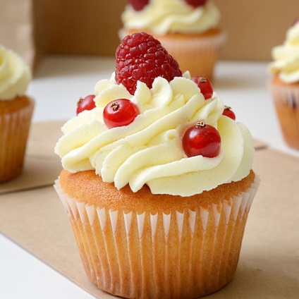 Tort cu cupcakes la o nuntă, fotografii de prăjituri frumoase (brioșe) Tort cu cupcakes la o nuntă, fotografii de prăjituri frumoase