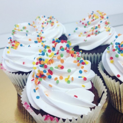Tort cu cupcakes la o nuntă, fotografii de prăjituri frumoase (brioșe) Tort cu cupcakes la o nuntă, fotografii de prăjituri frumoase