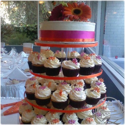 Tort cu cupcakes la o nuntă, fotografii de prăjituri frumoase (nunta) Tort cu cupcakes la o nuntă, fotografii de prăjituri frumoase