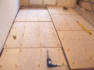 De stabilire placaj pe o podea de beton fără ca laică lag (stivuire) De stabilire placaj pe podea de beton ca un laic, fără întârziere