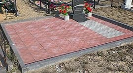 Montare de plăci de trotuar în cimitirul (Tigla din cimitir) Montare de dale de pavaj în cimitir