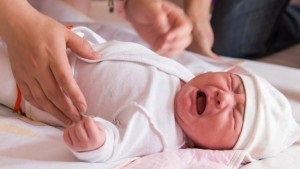 De aceea, nou-nascutul plange la culcare! (De ce) De aceea, nou-nascutul plange la culcare!