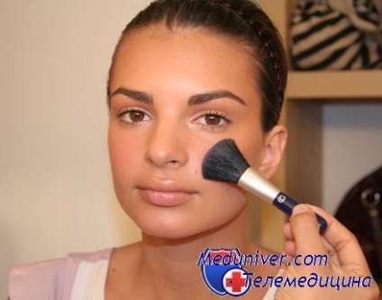 De ce, când și cum să se aplice fard de obraz fard de obraz - în partea de sus a make-up (când se aplică fard de obraz) De ce, când și cum să se aplice fard de obraz - machiaj nod