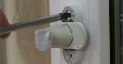 Înlocuirea de accesorii pentru ferestre din plastic cu mâinile lor (ferestre) Înlocuirea de accesorii pentru ferestre din plastic cu mâinile lor