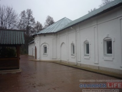 Perla din regiunea Kaluga (cascada superba din patru) margine Pearl Kaluga