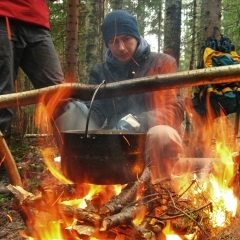 Foc de tabără într-o excursie pe jos