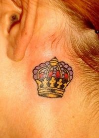 Crown tatuaj pe gât