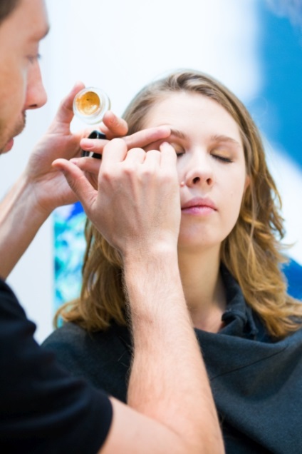 Machiaj pentru cei care poartă ochelari 1 (make-up) Machiaj pentru cei care poartă ochelari 1