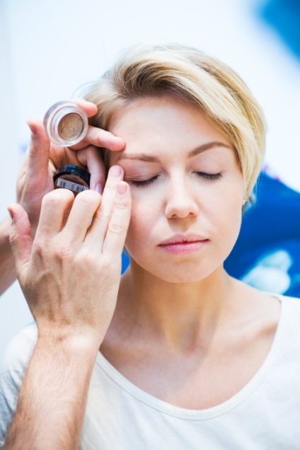Machiaj pentru cei care poartă ochelari 1 (Maybelline) Machiaj pentru cei care poartă ochelari 1