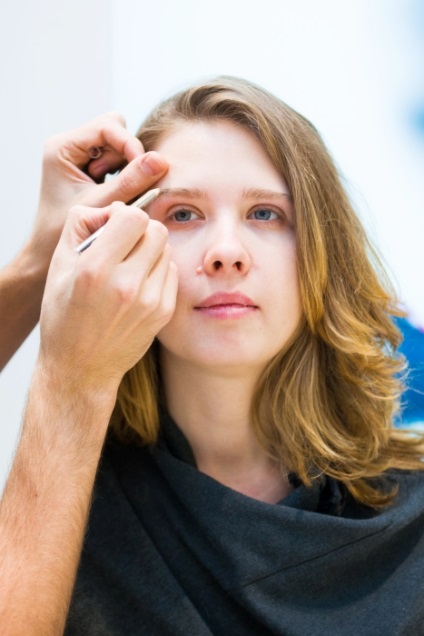 Machiaj pentru cei care poartă ochelari 1 (poarta) Machiaj pentru cei care poartă ochelari 1