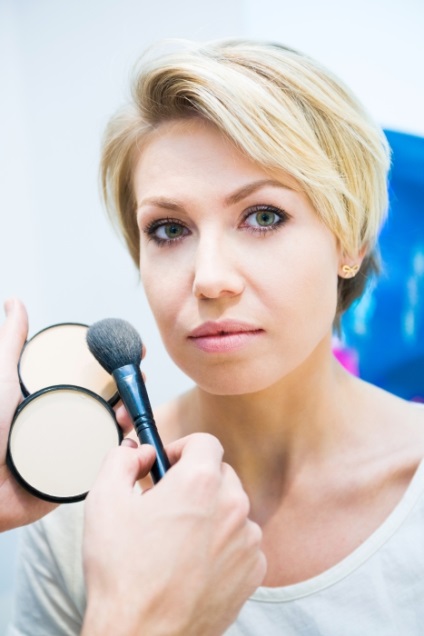 Machiaj pentru cei care poartă ochelari 1 (pulbere compactă) Machiaj pentru cei care poartă ochelari 1