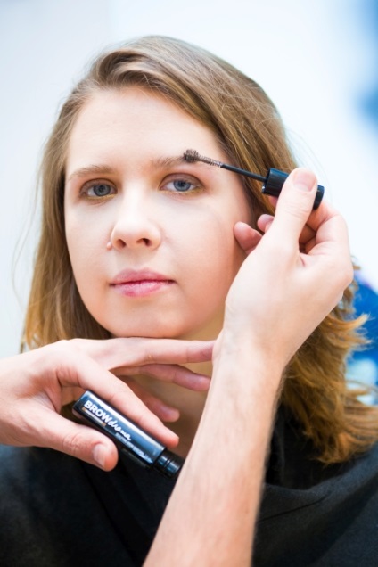 Machiaj pentru cei care poartă ochelari 1 (Maybelline) Machiaj pentru cei care poartă ochelari 1