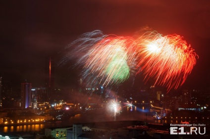 Și în cazul în care cetățenii discută focuri de artificii uimitoare tricolore în Ekaterinburg