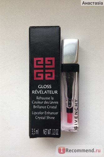 Luciu de buze luciu de Givenchy Le revelateur de liv - «blesk- magie într-un tub transparent, pe buze (transparent) Luciu de buze luciu de Givenchy Le revelateur de liv - «blesk- magie într-un tub transparent, pe buze