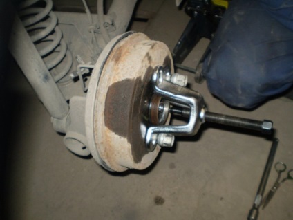 Cum de a elimina un tambur de frână pe Reno Logan (Renault) Cum de a elimina un tambur de frână pe Reno Logan
