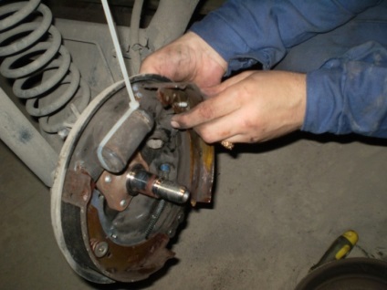 Cum de a elimina un tambur de frână pe Reno Logan (tambur) Cum de a elimina un tambur de frână pe Reno Logan