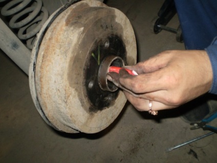 Cum de a elimina un tambur de frână pe Reno Logan (Logan) Cum de a elimina un tambur de frână pe Reno Logan