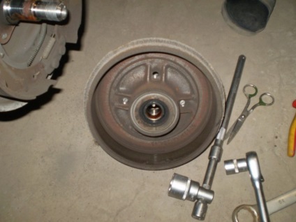 Cum de a elimina un tambur de frână pe Reno Logan (elimina) Cum de a elimina un tambur de frână pe Reno Logan