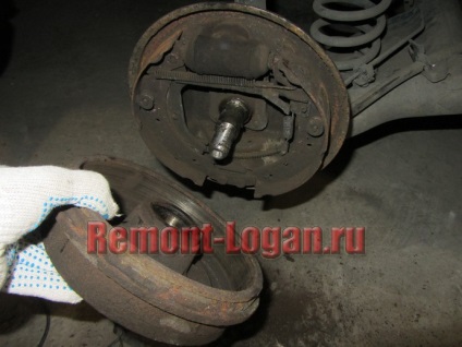 Scoaterea din spate repararea tamburului de frână Reno Logan (Renault) Scoaterea de frână spate cu tambur repararea Reno Logan