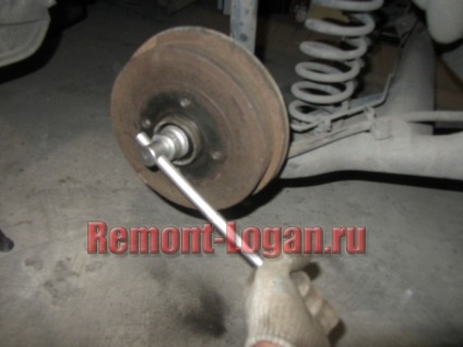 Scoaterea din spate repararea tamburului de frână Reno Logan (Logan) Scoaterea de frână spate cu tambur repararea Reno Logan