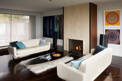 Contrastul în interiorul unei podele de culoare închisă și pereți albi, idei de design în fotografie (contrastul în interior: podele de culoare închisă și pereți de culoare deschisă) Contrast în interiorul o podea de culoare închisă și pereți albi, idei de design într-o fotografie